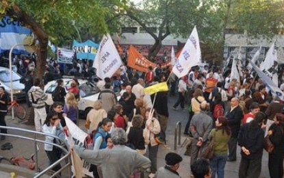 Multitudinaria marcha a favor de la Ley de Medios en Mendoza