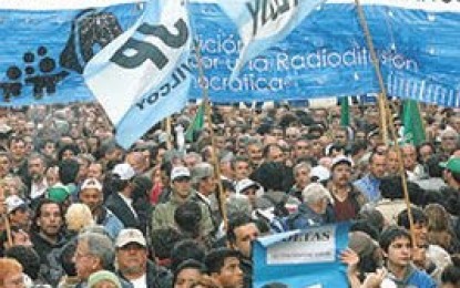 Un cierto empate político en las alturas, que se van aclarando desde abajo