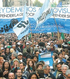 Un cierto empate político en las alturas, que se van aclarando desde abajo