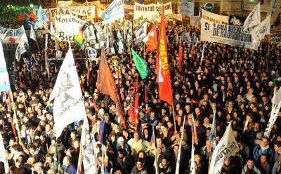 Fue reglamentada la ley de medios pero los monopolios no la admitirán en paz
