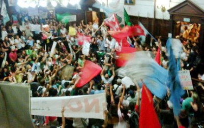 Marcha contra minera San Jorge. Miret en caída libre. WikiLeaks, Jaque y los yanquis.