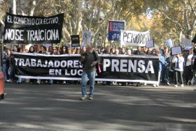 Histórica marcha de los trabajadores de prensa locales