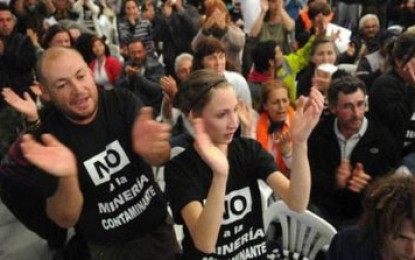 Entre jugadas políticas y electorales, una patada a la minería contaminante