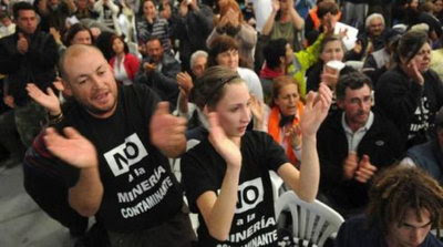 Entre jugadas políticas y electorales, una patada a la minería contaminante