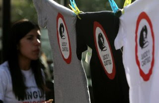 Buscan a represores en álbumes de la policía