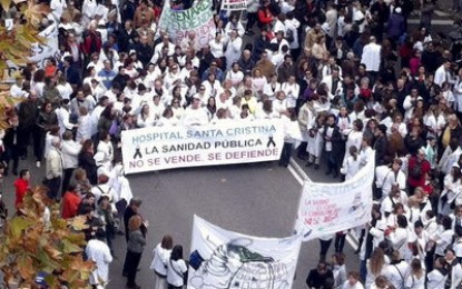 Miles de personas marchan en Madrid contra los recortes en Sanidad