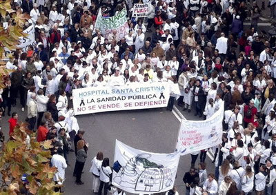 Miles de personas marchan en Madrid contra los recortes en Sanidad
