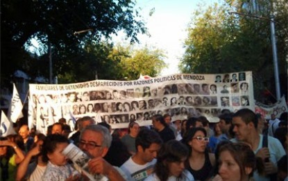 Más de 10.000 personas marcharon por el NUNCA MÁS en Mendoza