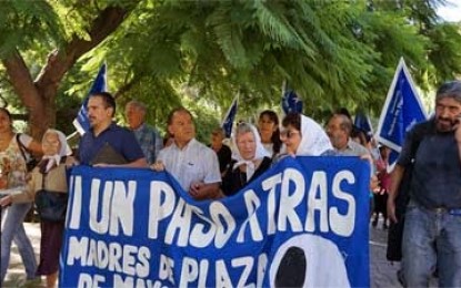 Las Madres de Plaza de Mayo de Mendoza repudiaron la quema del muñeco de Hebe de Bonafini
