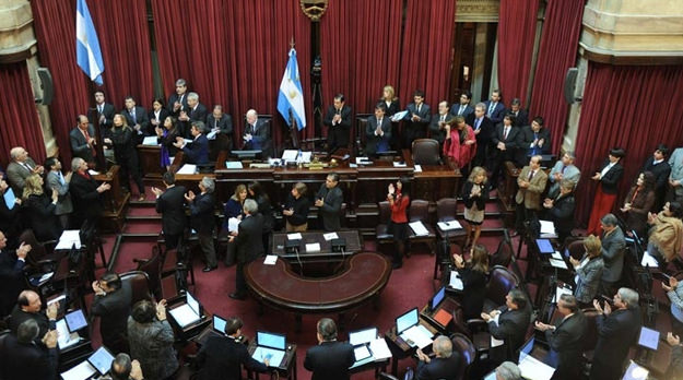 Aprueban la prohibición de los indultos en delitos de lesa humanidad