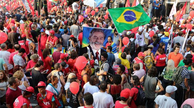 Contra el golpe, con una multitud en la calle