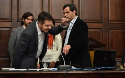 Por la clase obrera internacional y los 30 mil compañeros desaparecidos juró el nuevo diputado del FIT