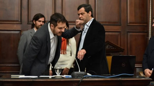 Por la clase obrera internacional y los 30 mil compañeros desaparecidos juró el nuevo diputado del FIT