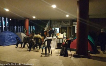 Vigilia en la puerta del rectorado de la Uncuyo