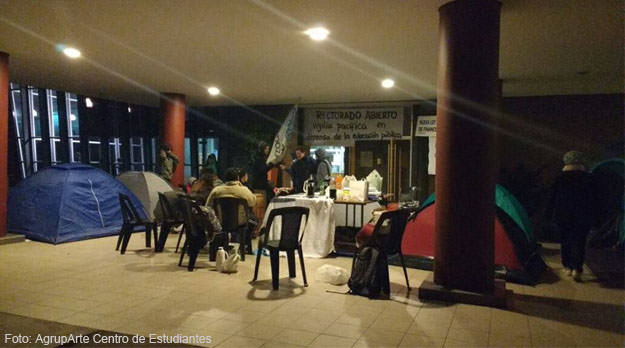 Vigilia en la puerta del rectorado de la Uncuyo