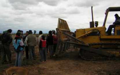 Puesteros resisten intento de desalojo en Punta de agua