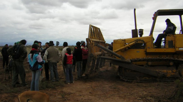 Puesteros resisten intento de desalojo en Punta de agua