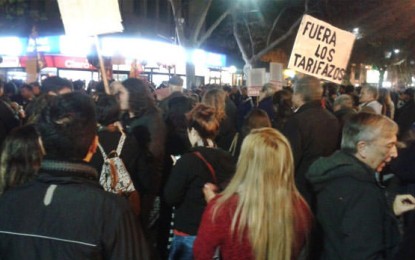 Nutrida y ruidosa manifestación contra el tarifazo en Mendoza