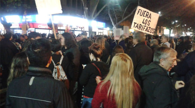 Nutrida y ruidosa manifestación contra el tarifazo en Mendoza