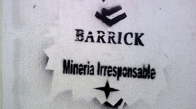Acusan a Barrick Gold de arruinar la actividad agrícola (y turística) en los alrededores de la mina del derrame de cianuro