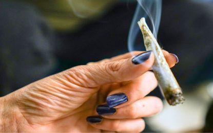 Abuelas que fuman: probar cannabis en la tercera edad