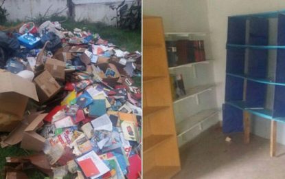 Funcionaria de Cambiemos vació una biblioteca y tiró todos los libros bajo la lluvia