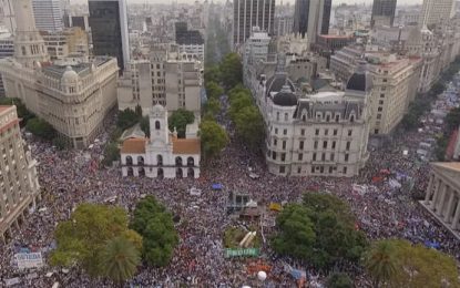 Mas de 400 mil docentes defendieron a la educación