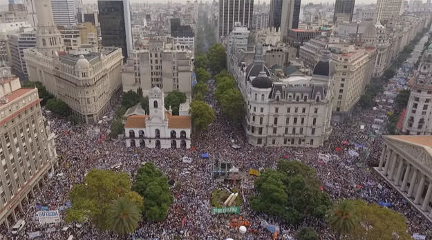 Mas de 400 mil docentes defendieron a la educación