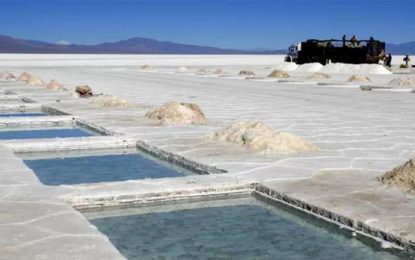Por decreto, el gobierno hipotecó las riquezas naturales como garantía de la deuda externa