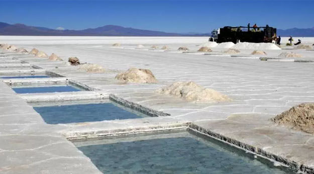 Por decreto, el gobierno hipotecó las riquezas naturales como garantía de la deuda externa
