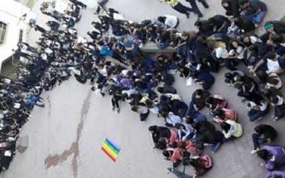 Estudiantes realizan sentada contra la homofobia en el Magisterio
