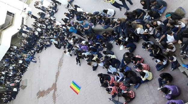 Estudiantes realizan sentada contra la homofobia en el Magisterio