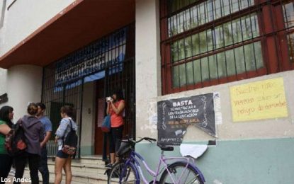 Policía allana una escuela y hace desnudar a trabajadoras de la educación