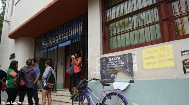 Policía allana una escuela y hace desnudar a trabajadoras de la educación