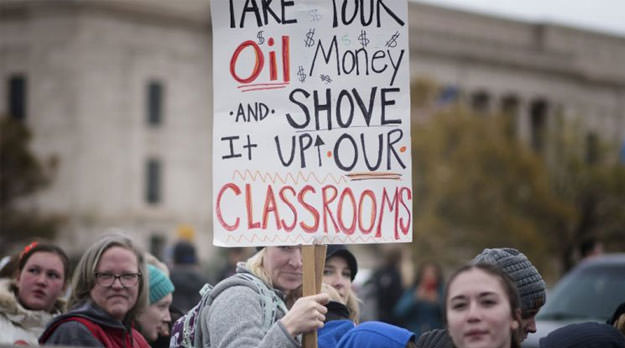 EEUU: miles de docentes en Oklahoma exigen mejoras salariales