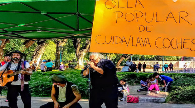 Cuidacoches y lavacoches realizaron una olla popular