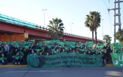 En Mendoza hubo “puentazo” a favor del aborto legal