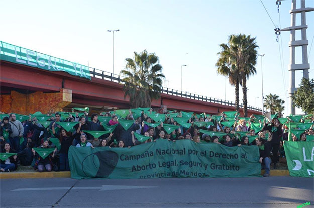 En Mendoza hubo “puentazo” a favor del aborto legal