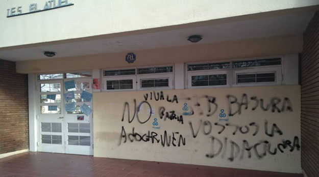 Grupos “pro-vida” atacaron la sede del IES del Atuel