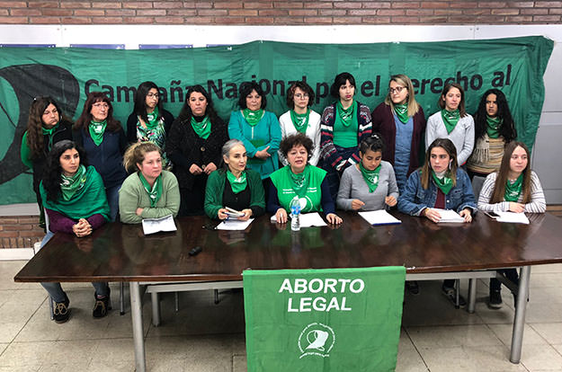 “El pañuelo no nos lo sacamos hasta que el aborto sea Ley”.