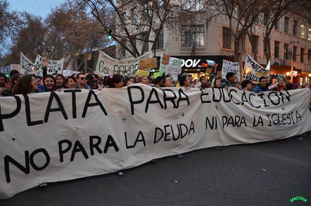 Multitudinaria marcha educativa en Mendoza