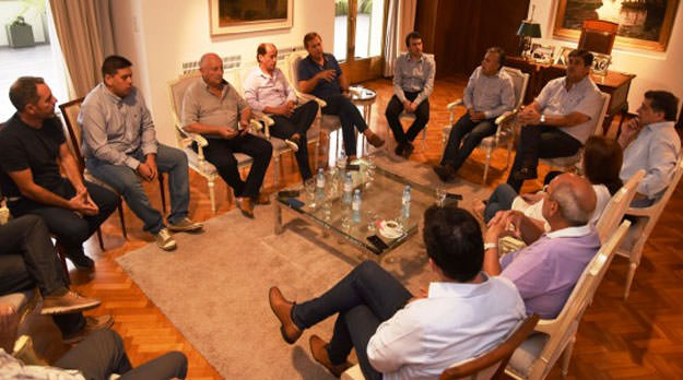 Intendentes menducos de Cambiemos : «¡Rajemos de al lado de Macri…!.»