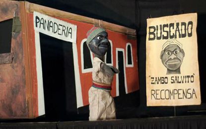 Una aguja, un dedal, un hilo, un corte de tela