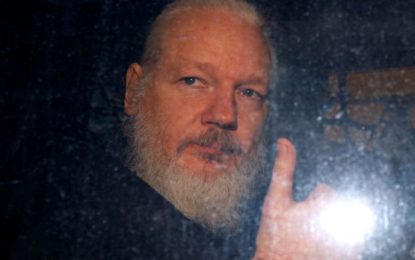 Assange nos enseñó sobre las sombras de nuestra libertad – ahora tenemos que defenderlo