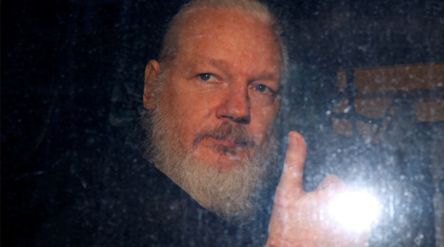 Assange nos enseñó sobre las sombras de nuestra libertad – ahora tenemos que defenderlo