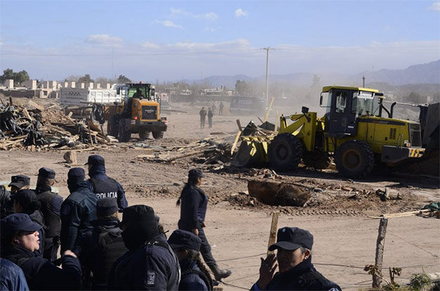 Desalojo y “pena de muerte” para niños, viejos, hombres y mujeres