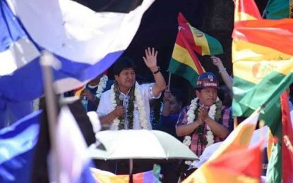 Evo enfrenta arremetida conservadora con apoyo de la OEA y EEUU