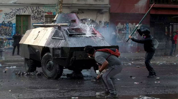 50 días de enfrentamientos entre manifestantes y policías en Chile