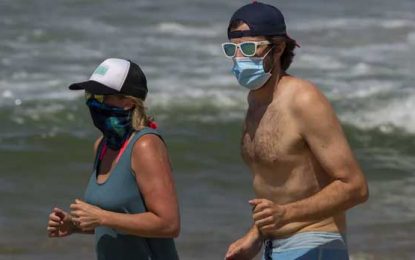 La gente se va de vacaciones a las playas pero atrás sin vacaciones va mortal el virus