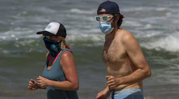 La gente se va de vacaciones a las playas pero atrás sin vacaciones va mortal el virus